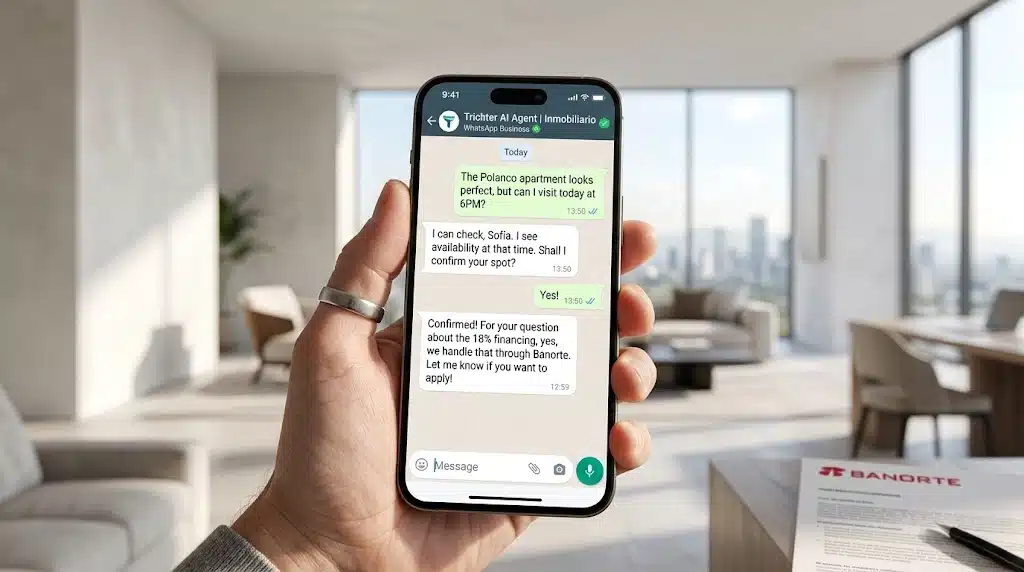 Primer plano hiperrealista de una mano sosteniendo un smartphone en un showroom inmobiliario de lujo en CDMX, mostrando un chat de WhatsApp con el agente de IA de Trichter verificado que maneja objeciones y agenda citas.